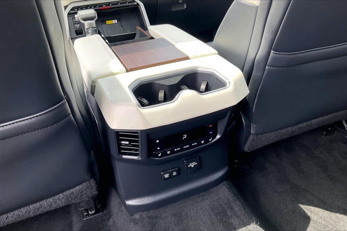 Used 2023 Toyota Sequoia Capstone AWD/4WD image 33