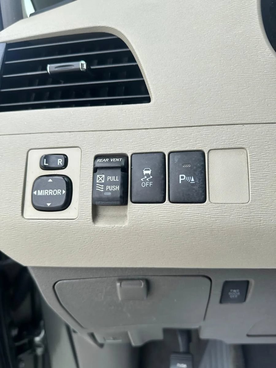 Used 2011 Toyota Sienna XLE w/ XLE Navigation Pkg FWD image 16