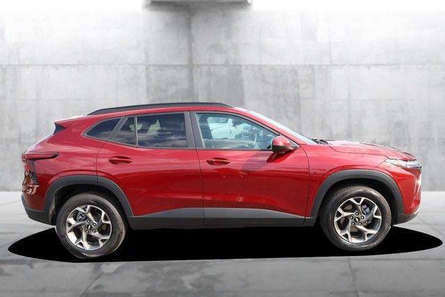 Used 2025 Chevrolet Trax LT w/ LT Convenience Package FWD image 5