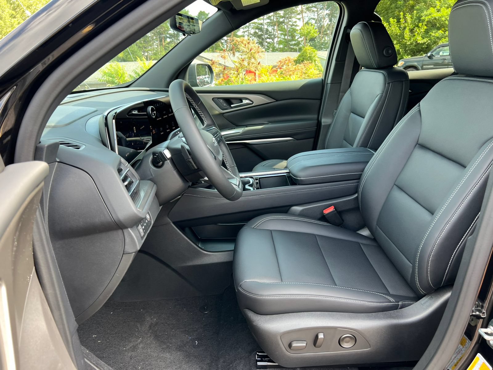 New 2027 Chevrolet Traverse LT w/ Midnight/Sport Edition AWD/4WD image 3