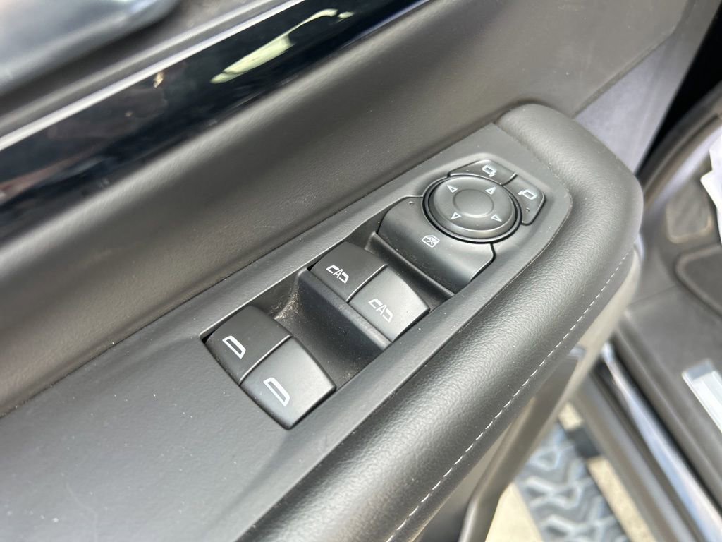 Used 2025 Chevrolet Suburban Z71 AWD/4WD image 17