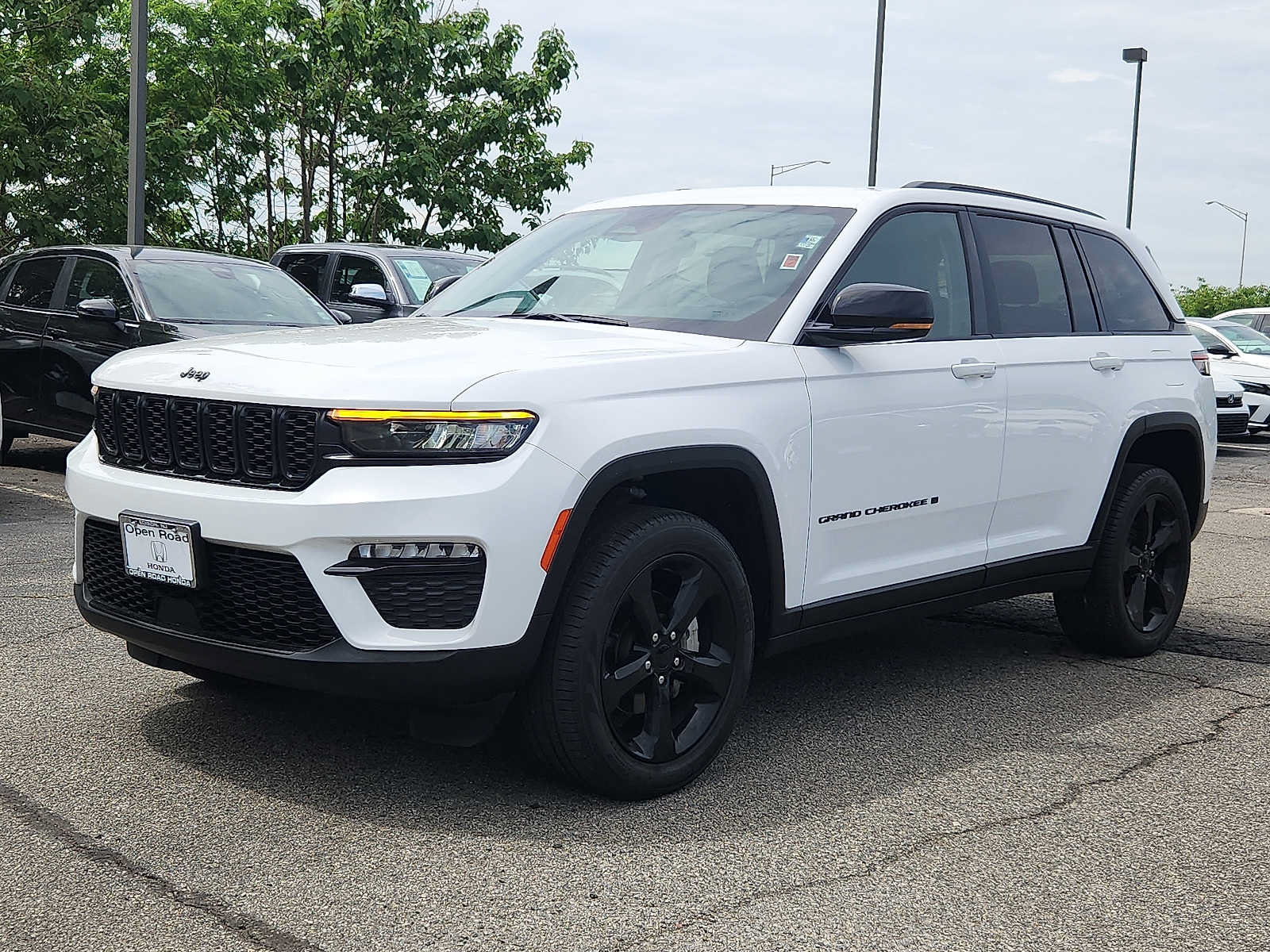 Used 2023 Jeep Grand Cherokee Limited w/ Black Appearance Package AWD/4WD image 3