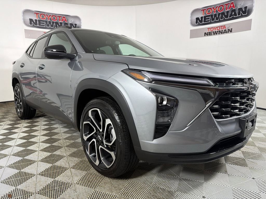 Used 2025 Chevrolet Trax RS w/ Driver Confidence Package FWD image 1