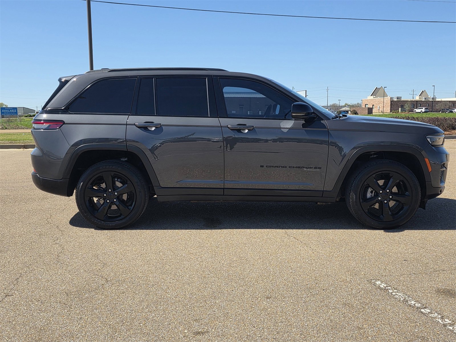 Used 2024 Jeep Grand Cherokee Altitude image 8