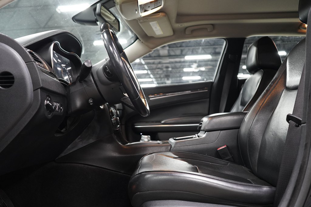 Used 2017 Chrysler 300 C RWD image 10