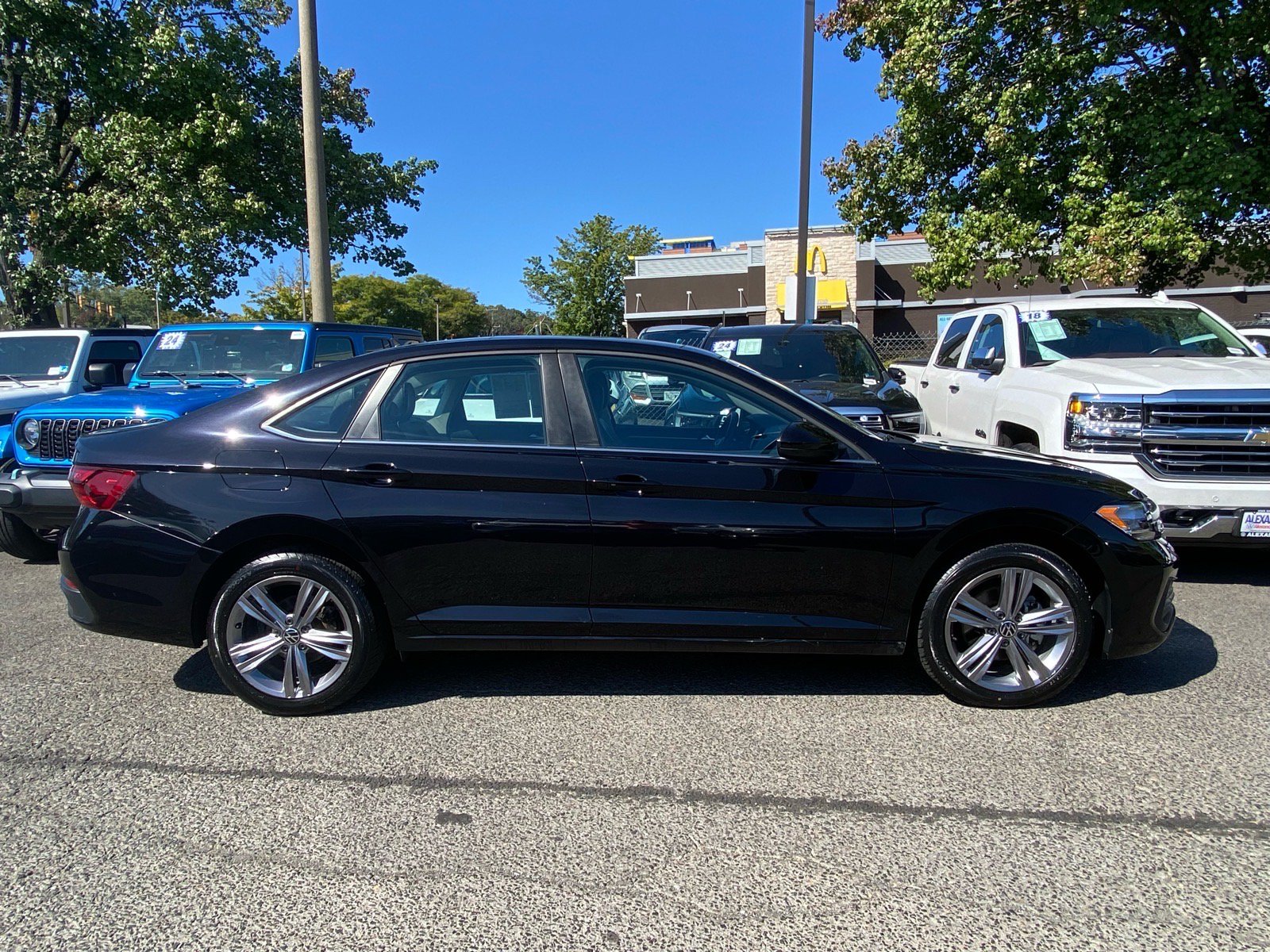 Certified 2023 Volkswagen Jetta SE w/ Panoramic Sunroof Package FWD image 2