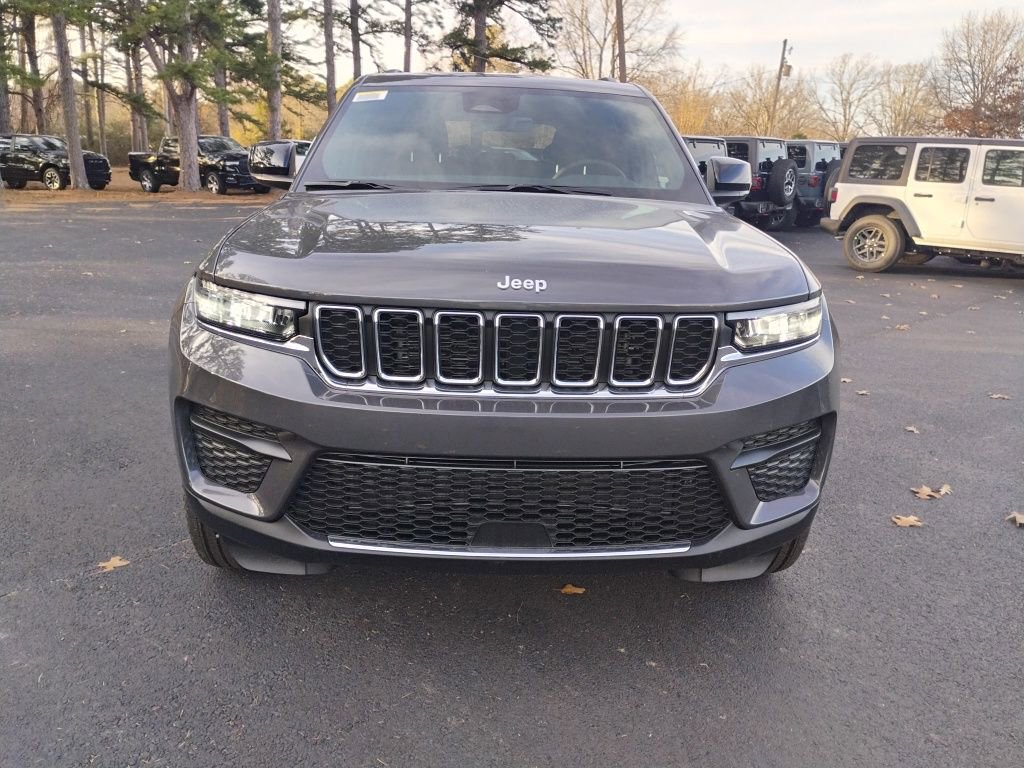 New 2025 Jeep Grand Cherokee Laredo image 2