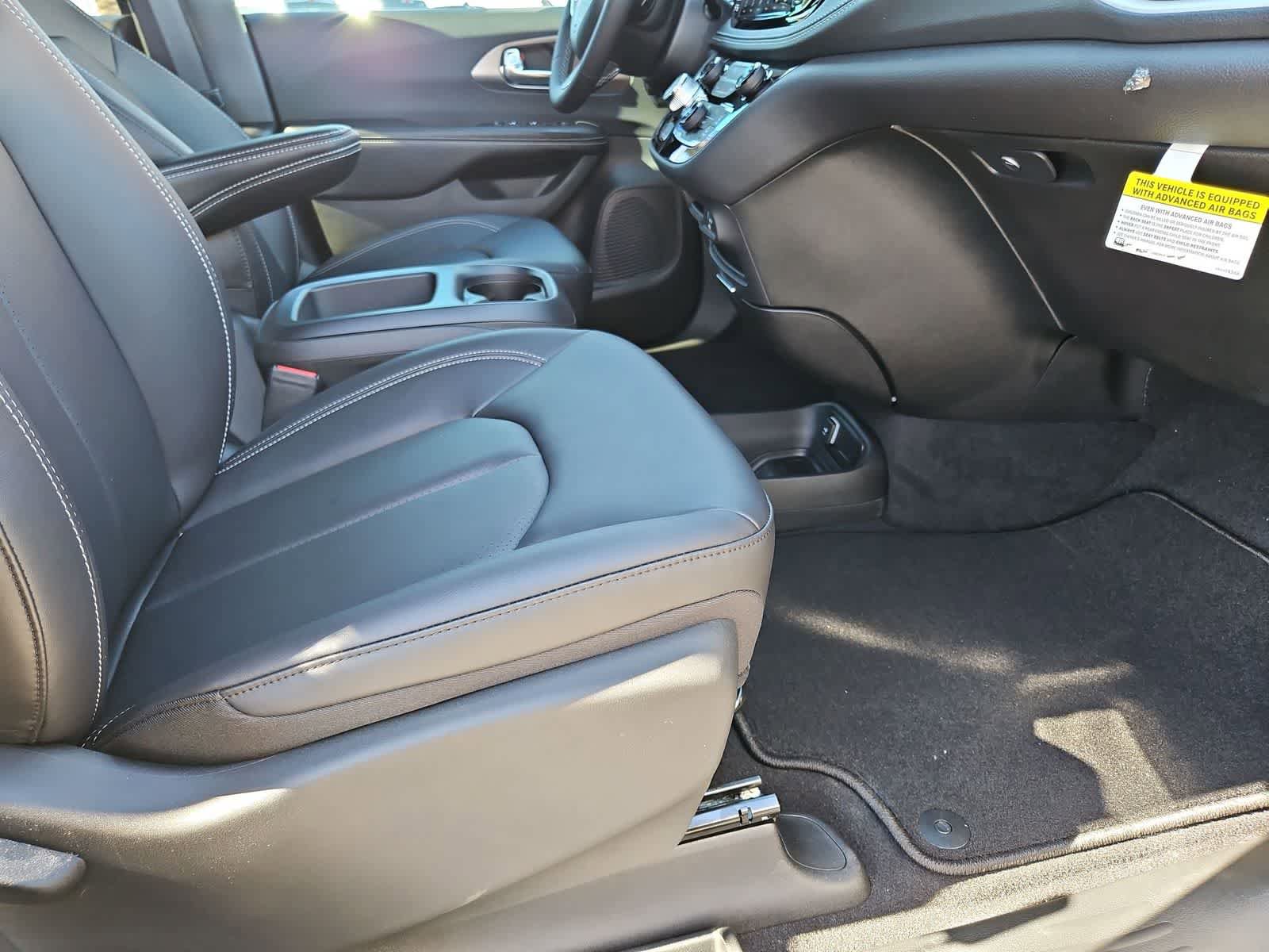 New 2026 Chrysler Pacifica Select image 21