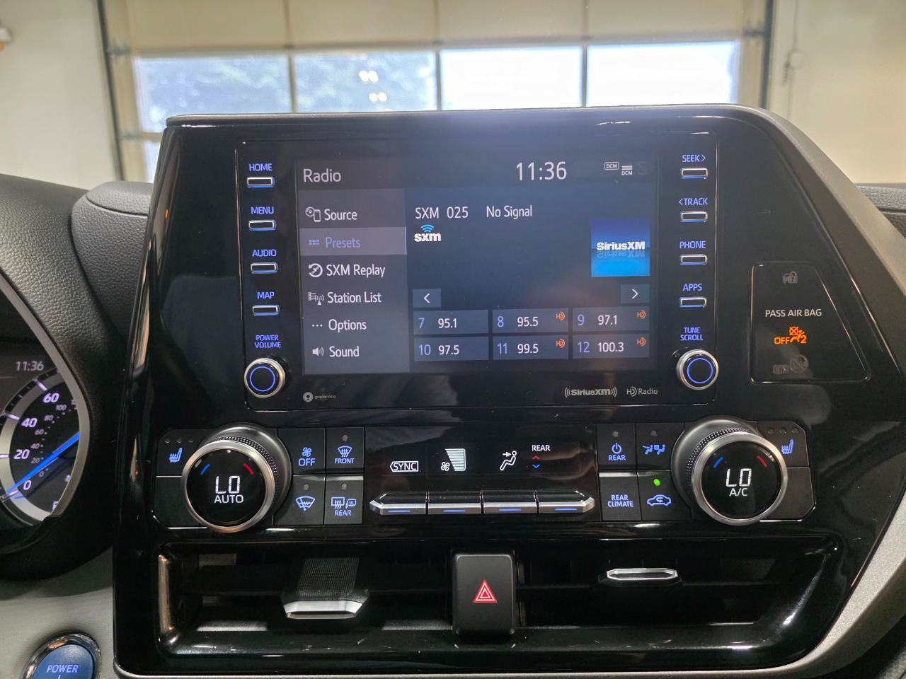 Used 2022 Toyota Highlander XLE AWD/4WD image 36