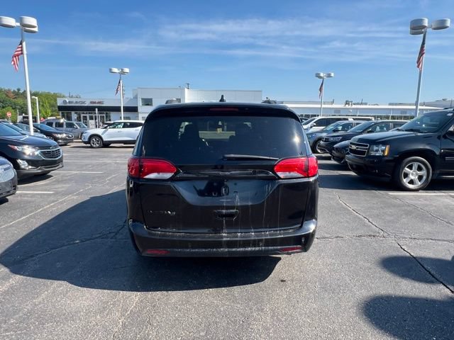 Used 2018 Chrysler Pacifica Touring-L Plus w/ S Appearance Package FWD image 4