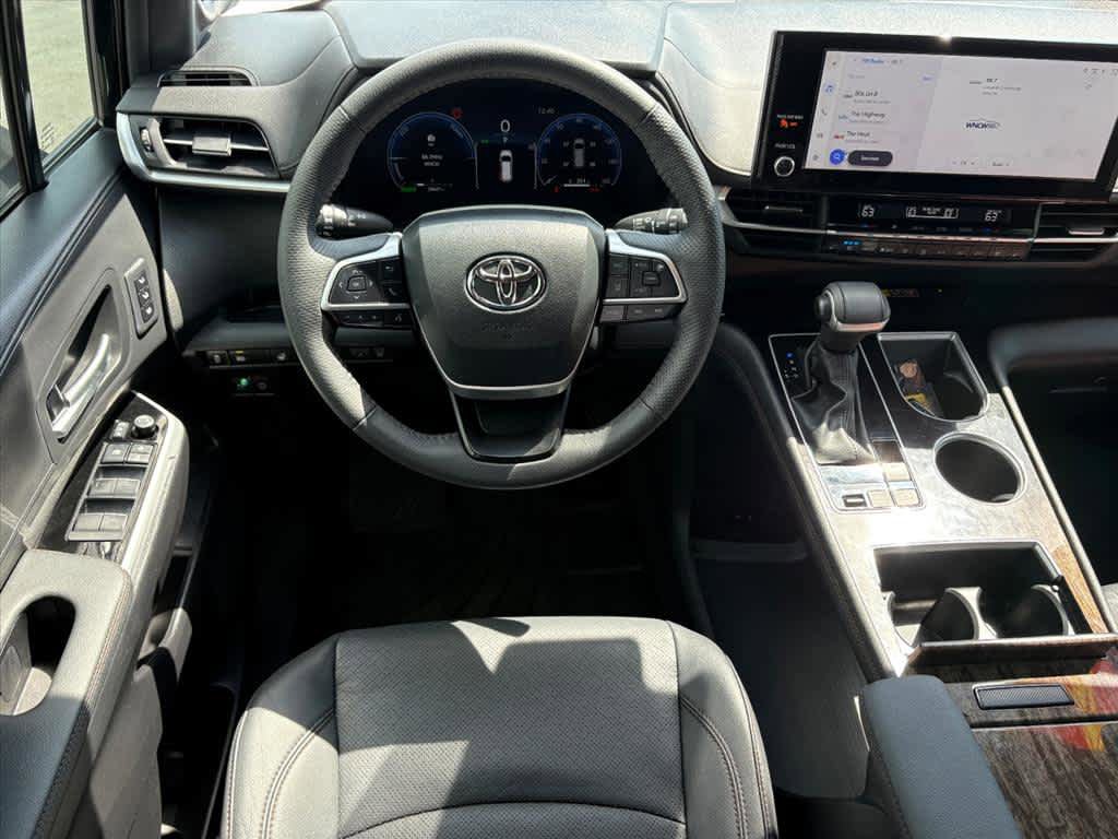 Used 2025 Toyota Sienna Platinum FWD image 4