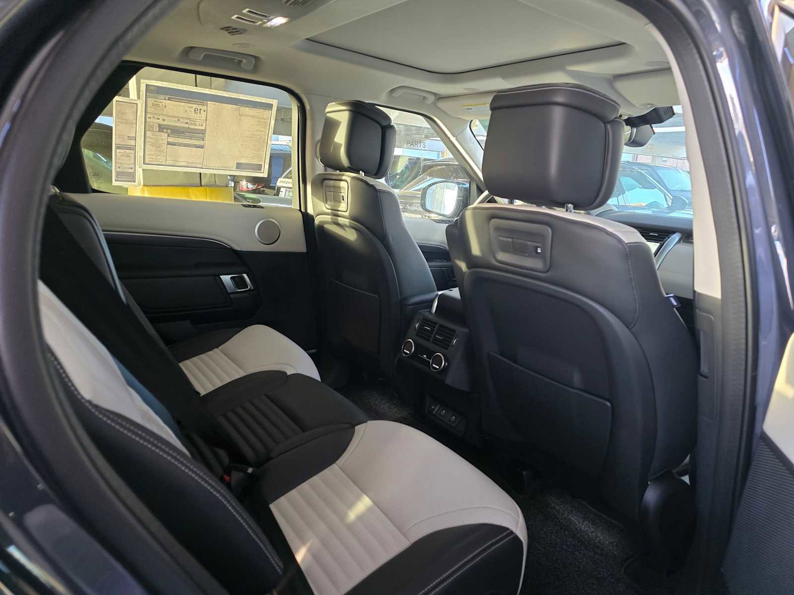 Used 2025 Land Rover Discovery Metropolitan Edition image 9