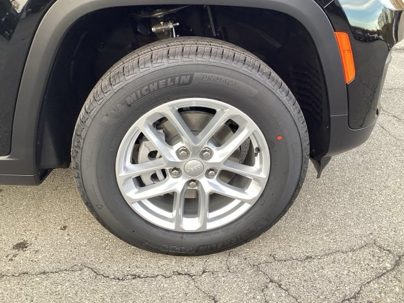 New 2025 Jeep Grand Cherokee Laredo X w/ Luxury Tech Group I AWD/4WD image 9