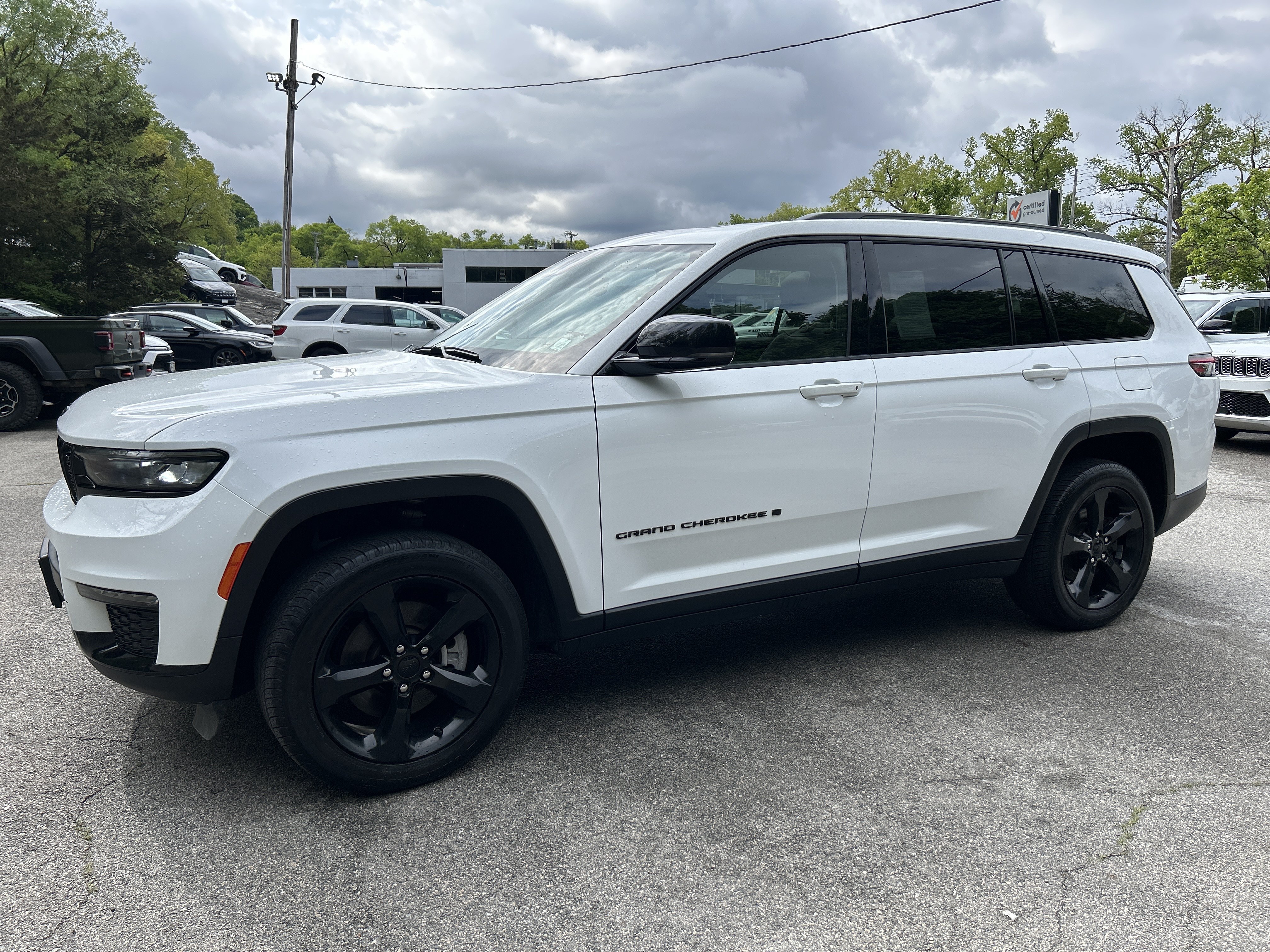 Certified 2023 Jeep Grand Cherokee L Limited w/ Black Appearance Package AWD/4WD image 1
