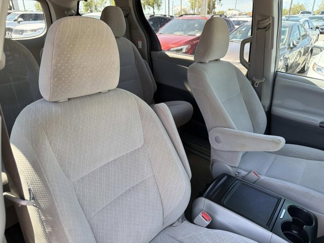 Used 2018 Toyota Sienna LE image 16