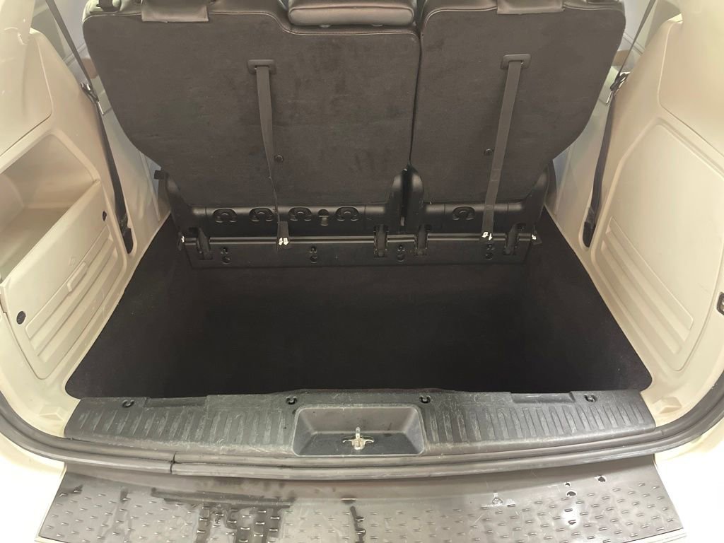 Used 2016 Chrysler Town & Country Touring image 27