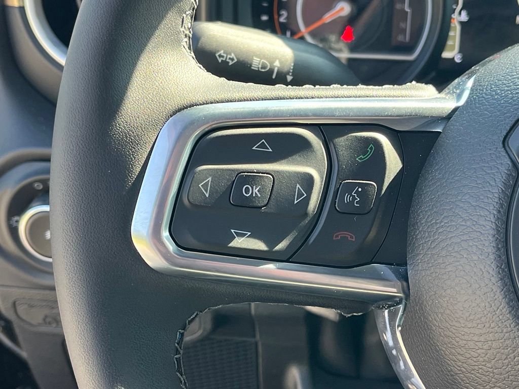 Used 2025 Jeep Wrangler Unlimited Sahara AWD/4WD image 29