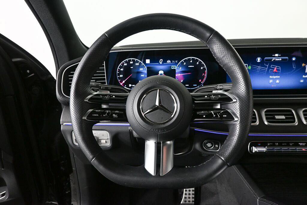 Used 2025 Mercedes-Benz GLS 580 4MATIC image 2
