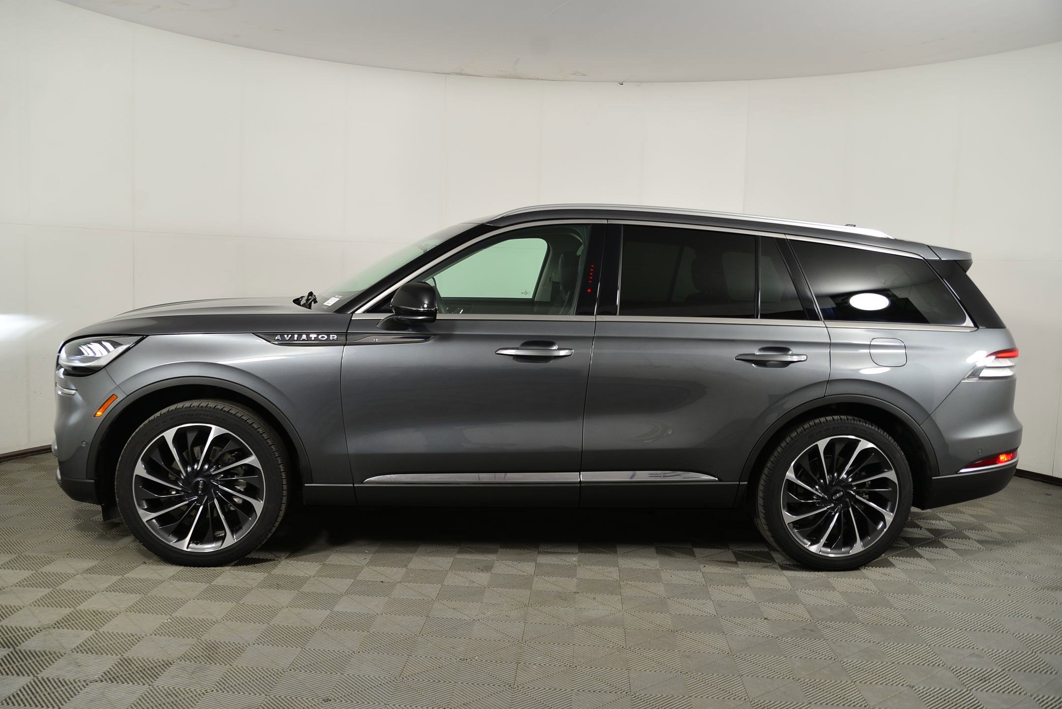 Used 2023 Lincoln Aviator Reserve w/ Equipment Group 201A image 2