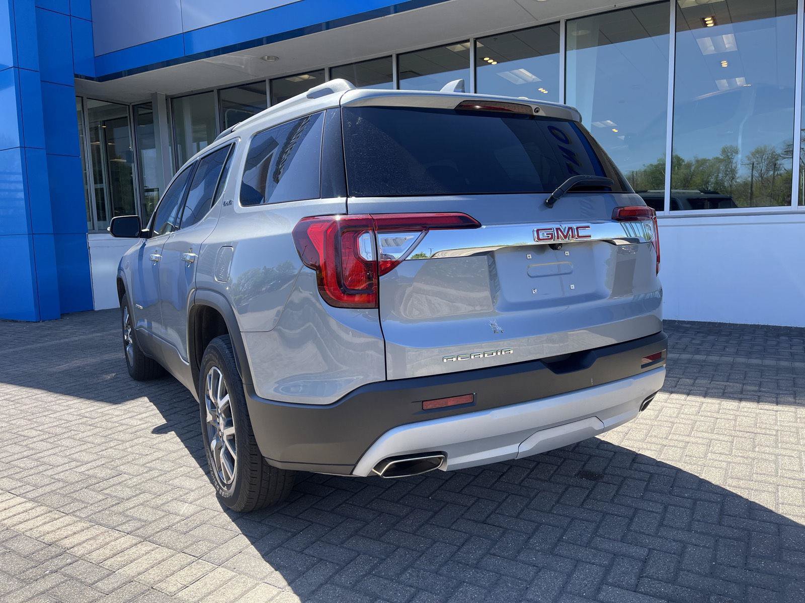 Used 2023 GMC Acadia SLE w/ Driver Convenience Package FWD image 3