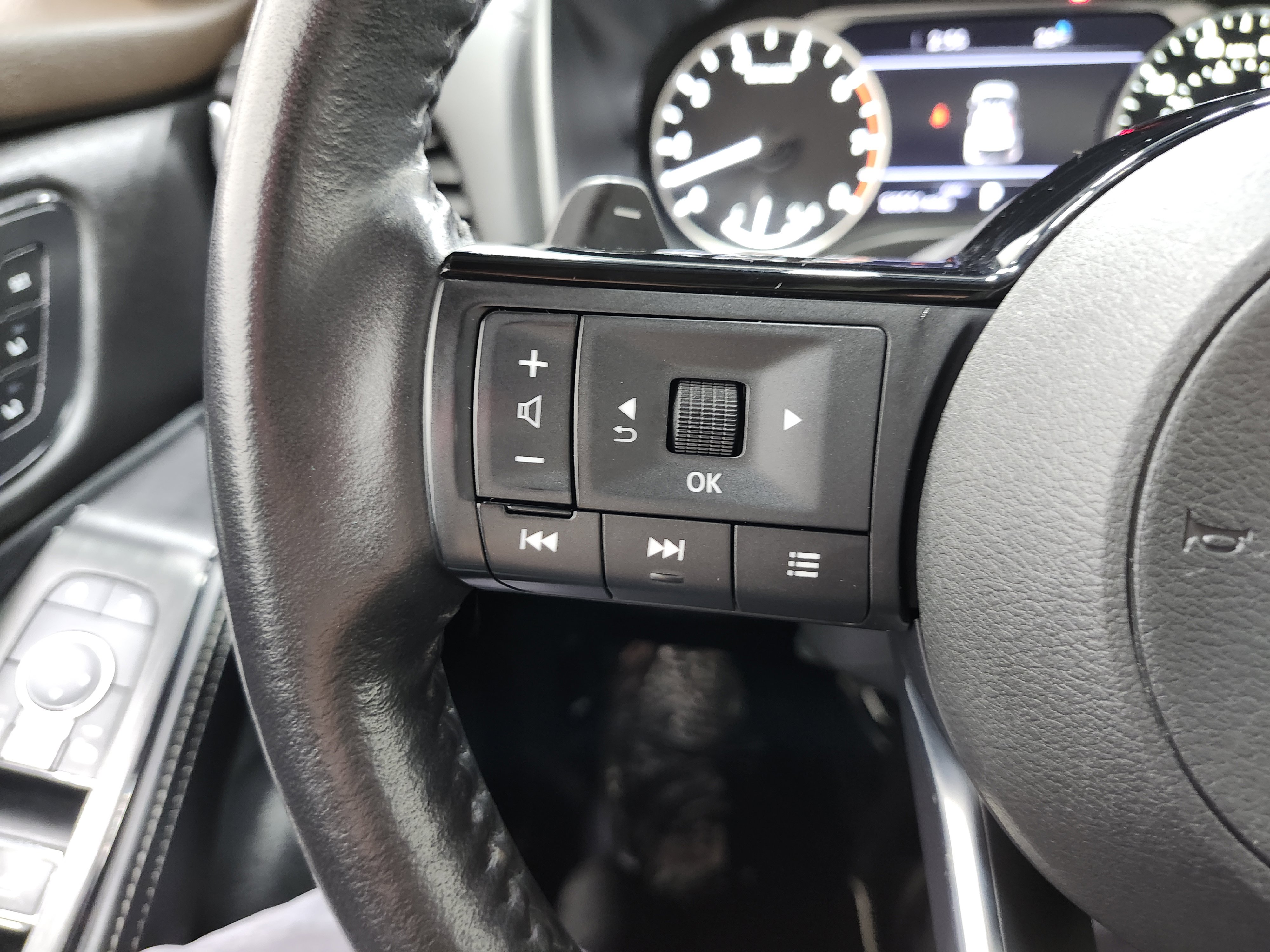 Used 2023 Nissan Rogue SL w/ SL Premium Package image 41