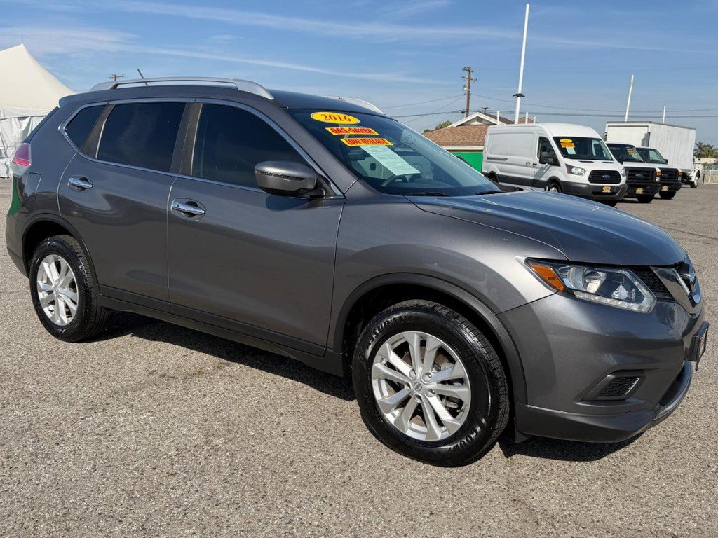 Used 2016 Nissan Rogue SV image 3