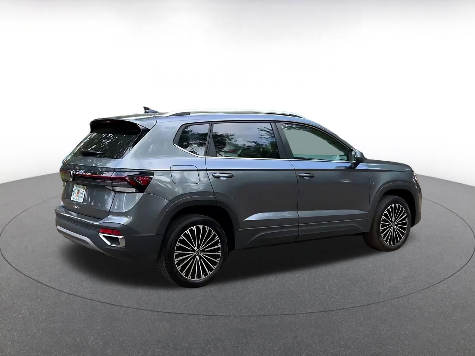 Used 2025 Volkswagen Taos SE image 14