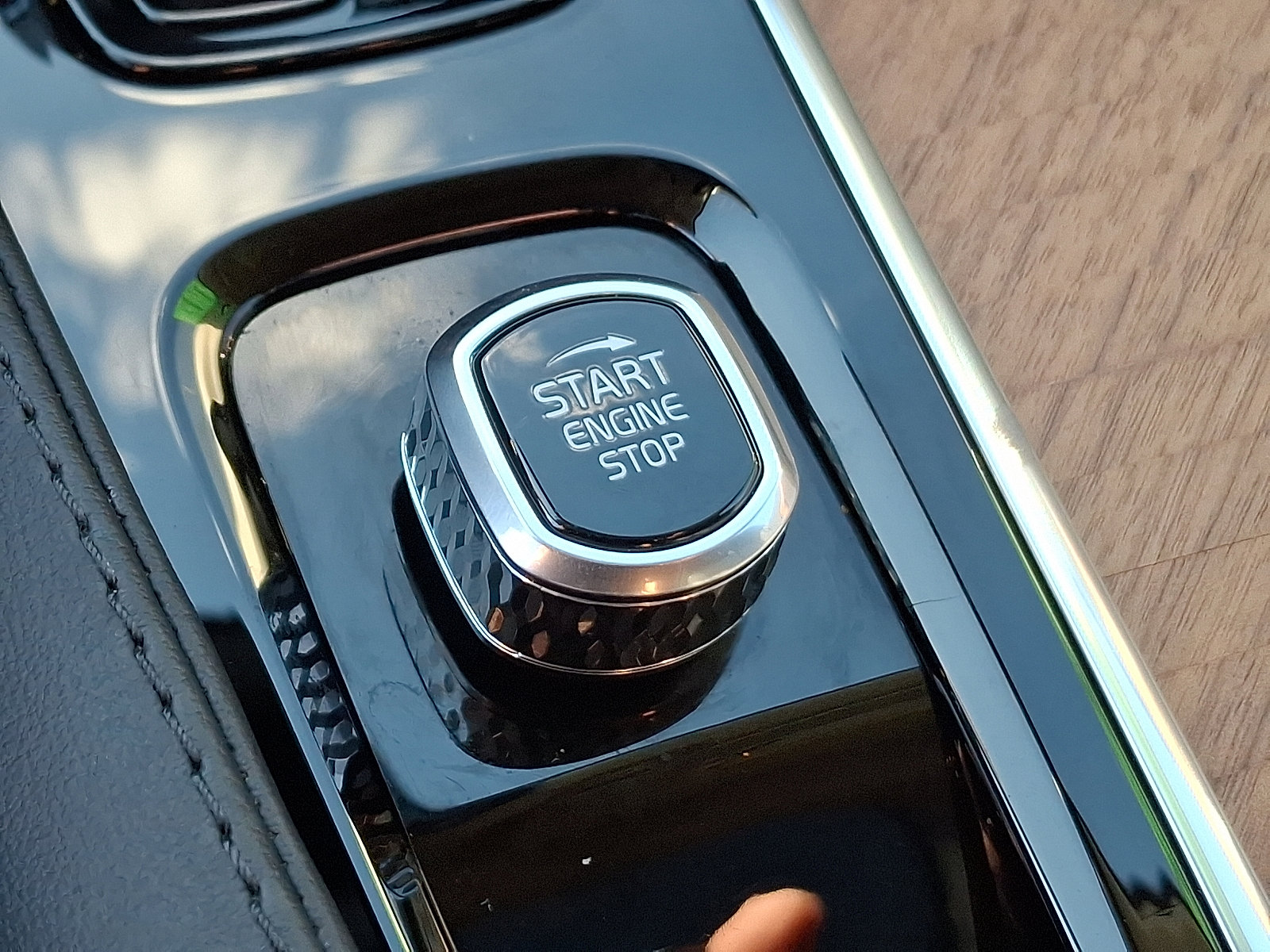 Used 2024 Volvo XC90 B6 Plus w/ Protection Package Premier image 26