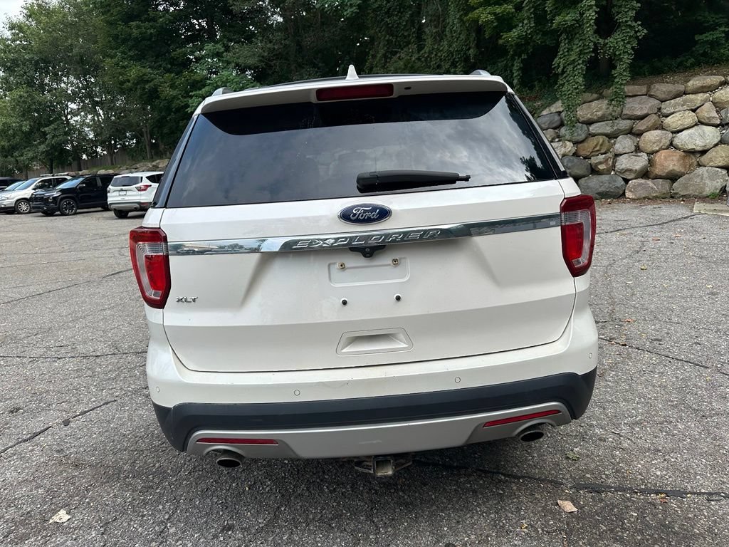 Used 2017 Ford Explorer XLT w/ Equipment Group 202A FWD image 3