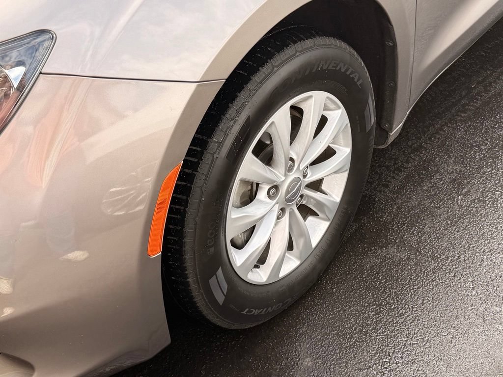 Used 2017 Chrysler Pacifica Touring w/ Tire & Wheel Group FWD image 11