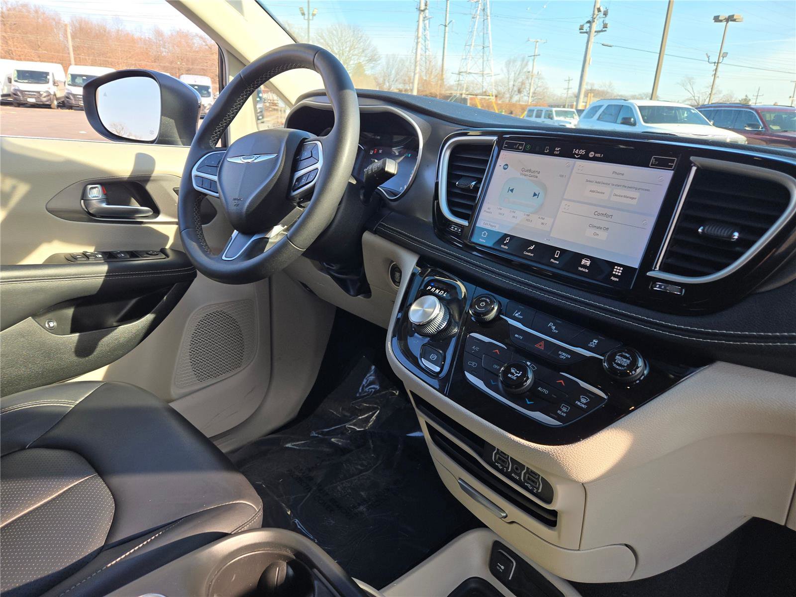 Used 2023 Chrysler Pacifica Touring-L image 8