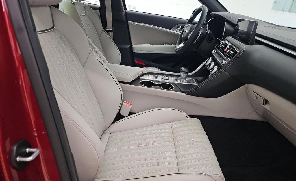 Used 2023 Genesis G70 3.3T image 8