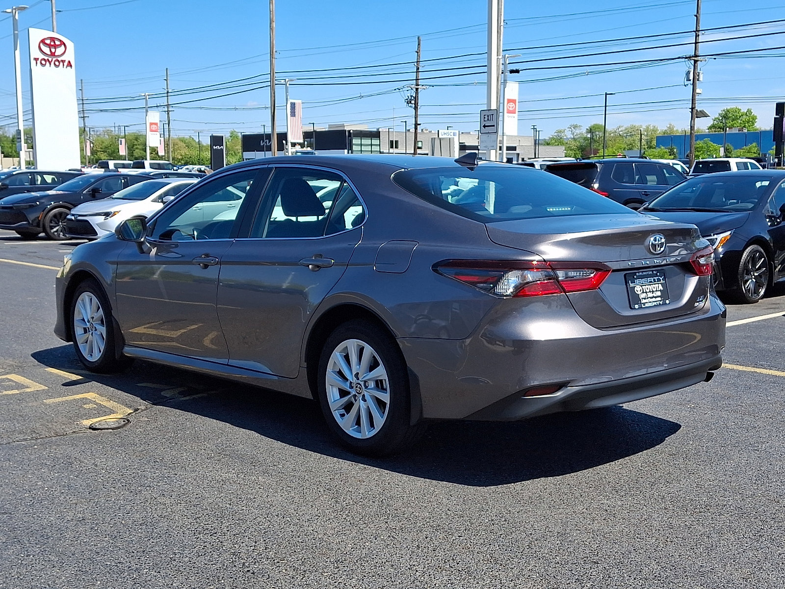 Used 2023 Toyota Camry LE AWD/4WD image 4