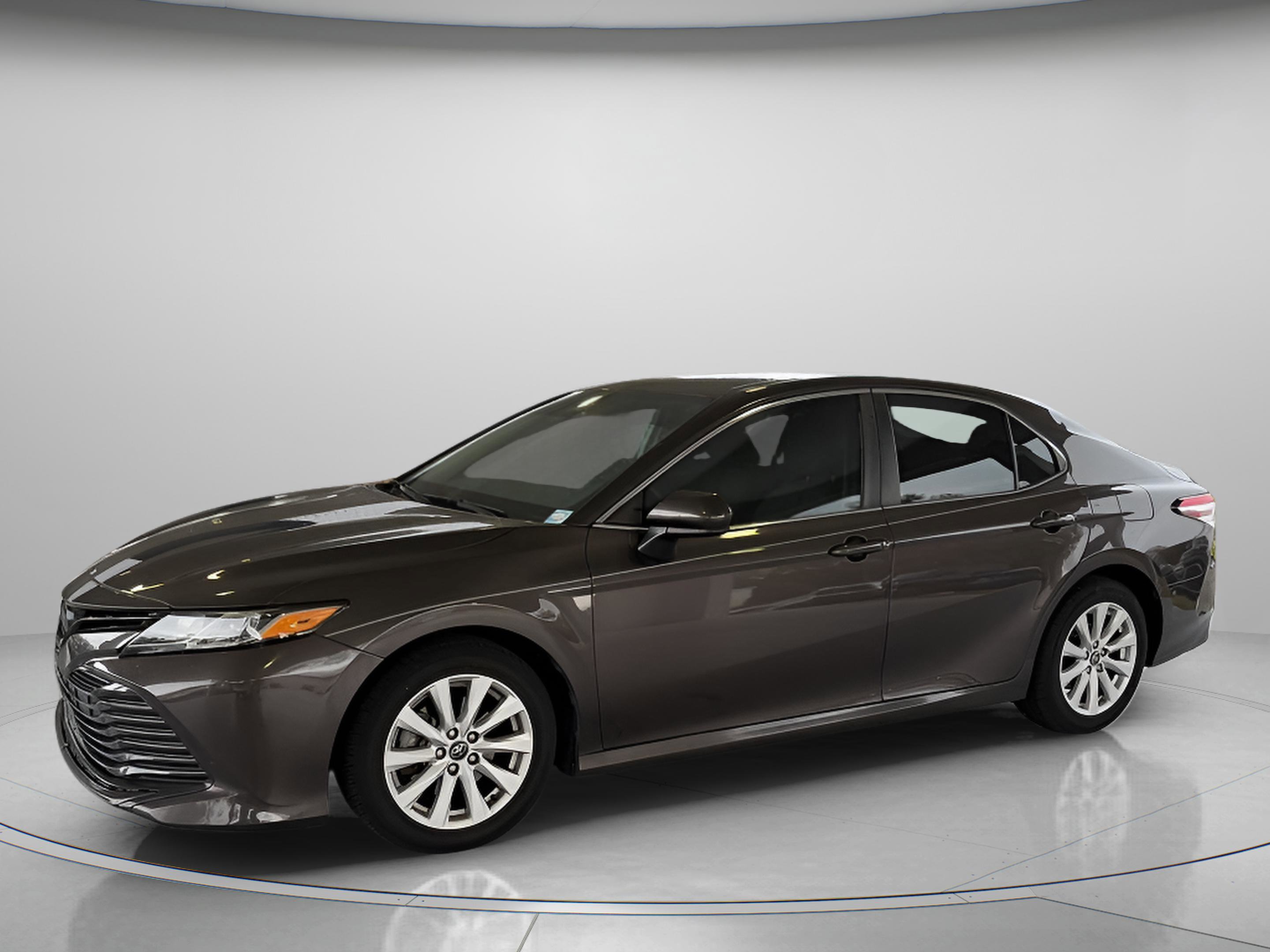 Used 2020 Toyota Camry LE image 2