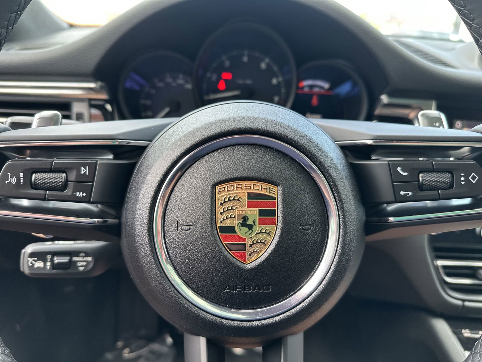 Certified 2025 Porsche Macan AWD/4WD image 24