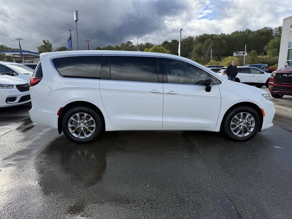 New 2026 Chrysler Pacifica Select image 2