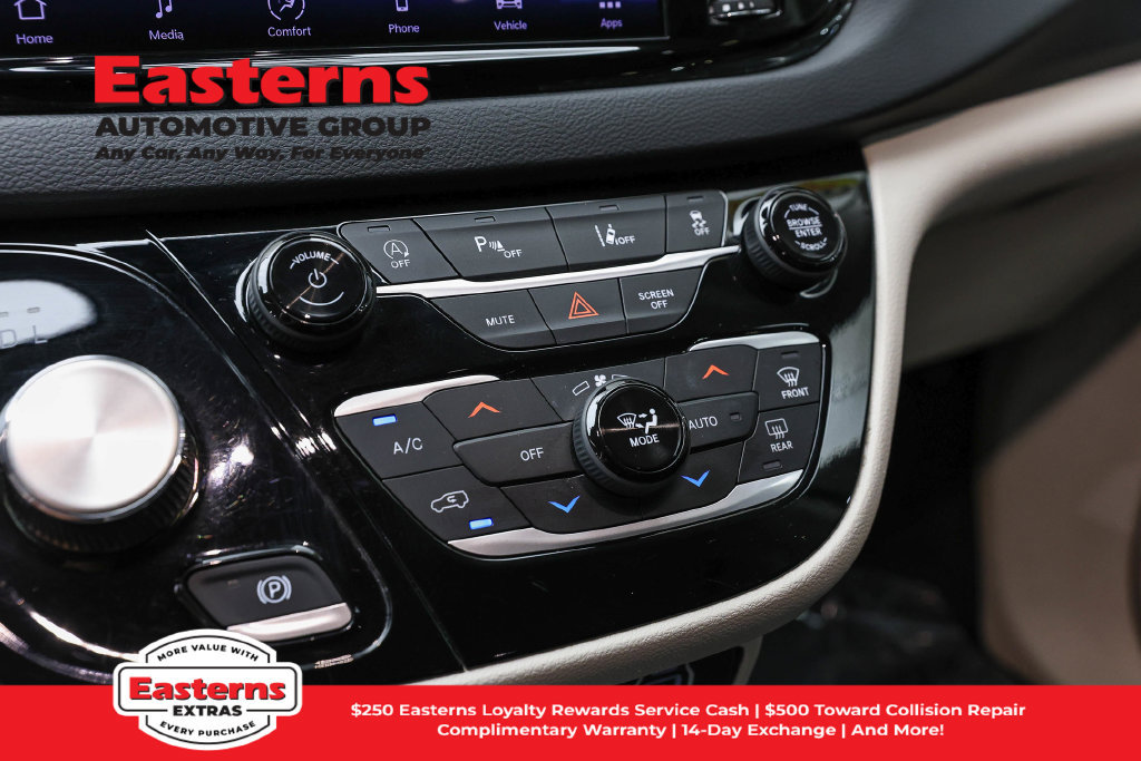 Used 2023 Chrysler Pacifica Touring-L FWD image 21
