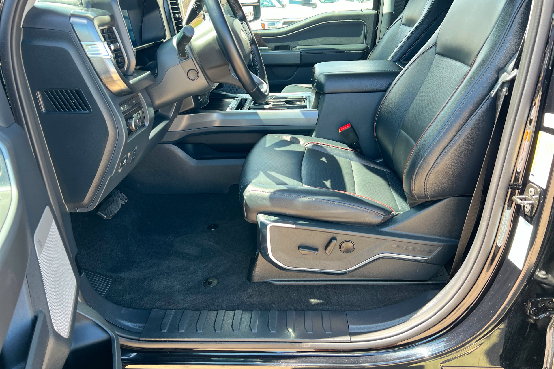 Used 2024 Ford F350 Lariat w/ Black Appearance Package AWD/4WD image 18