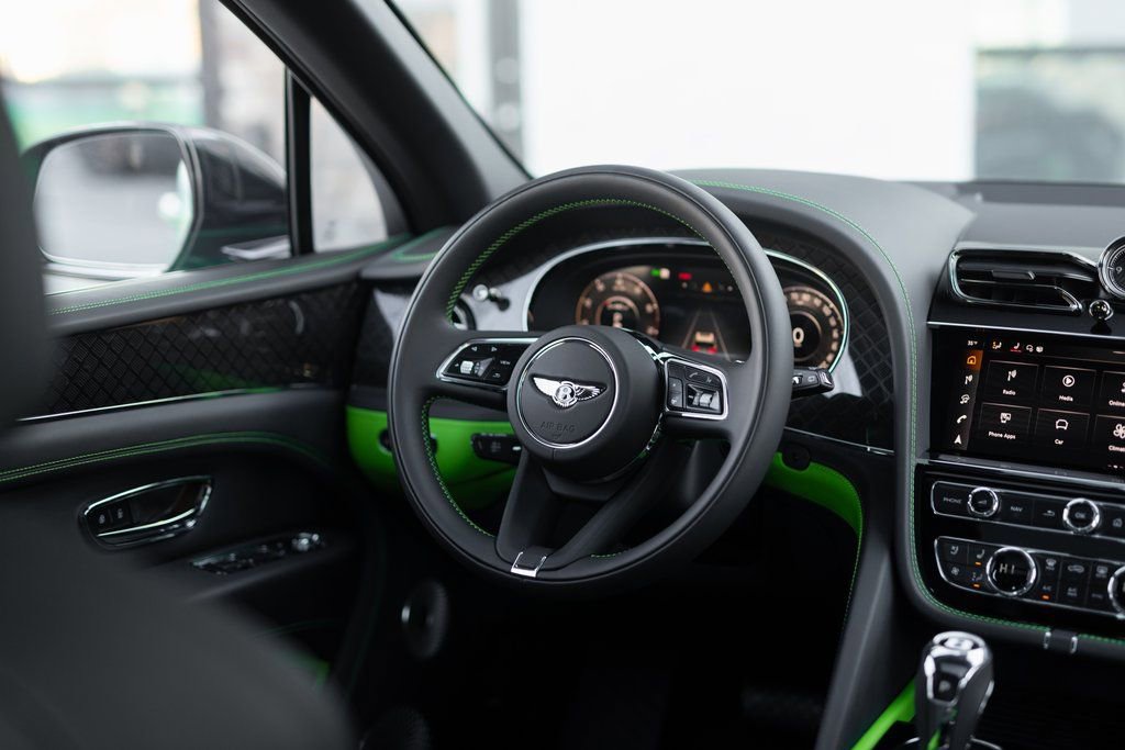 Used 2025 Bentley Bentayga image 24