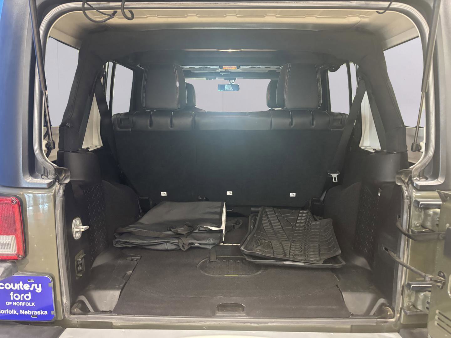 Used 2015 Jeep Wrangler Unlimited Sahara w/ Connectivity Group image 22