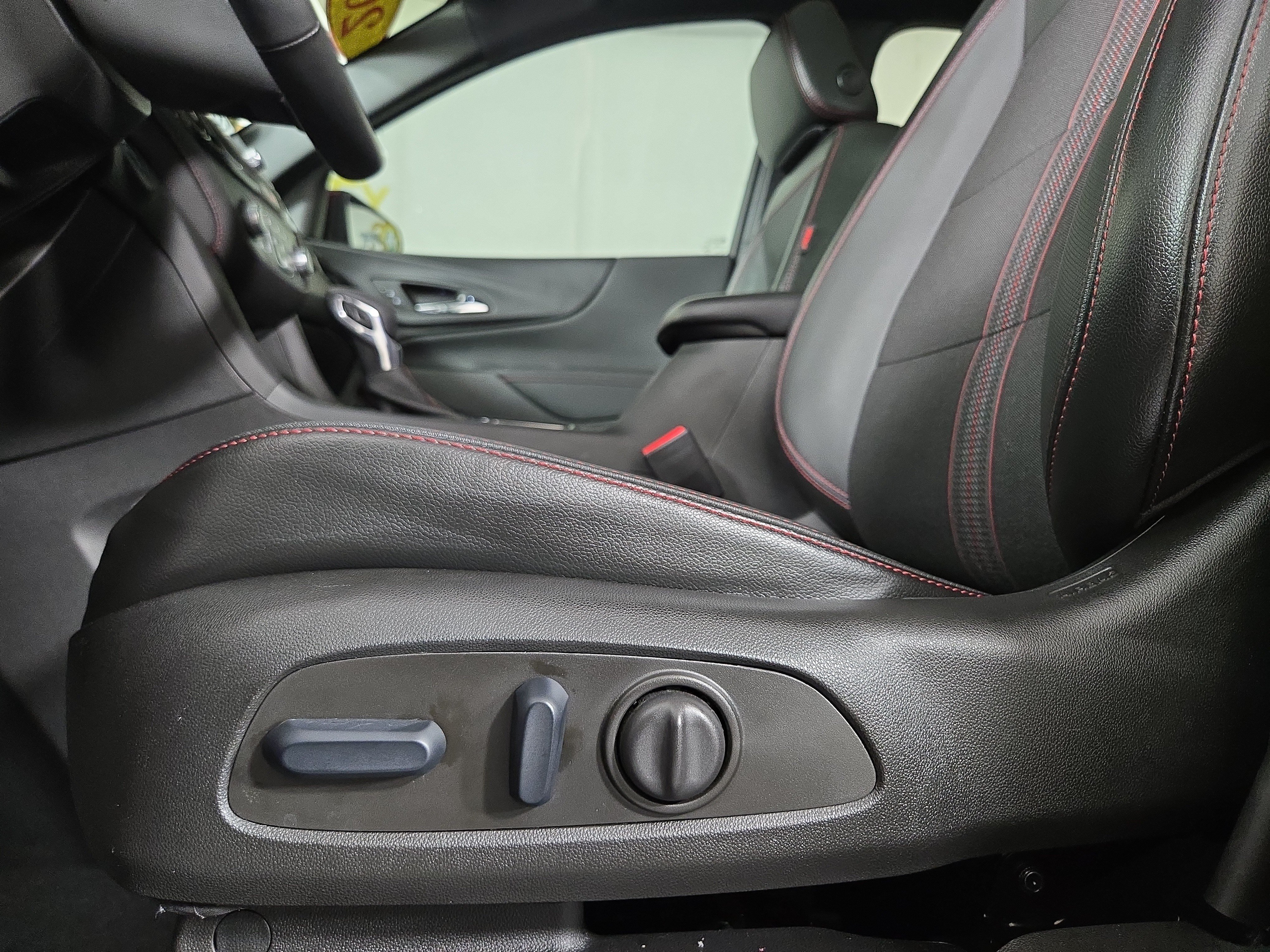 Certified 2023 Chevrolet Equinox RS FWD image 32