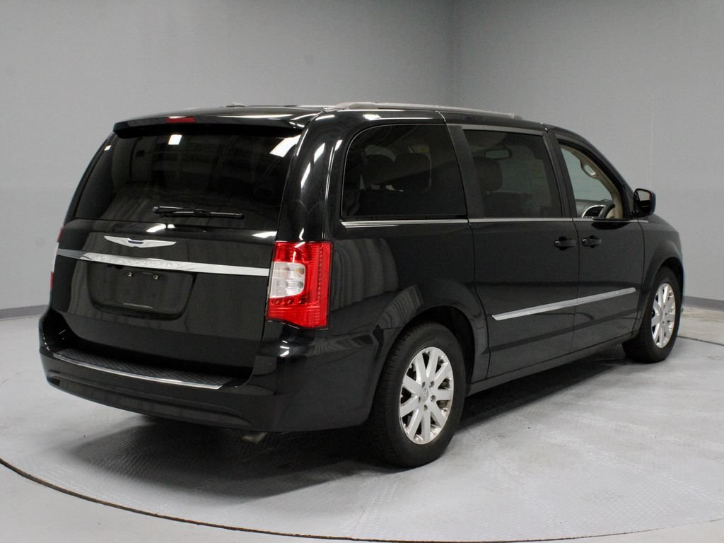 Used 2016 Chrysler Town & Country Touring FWD image 10