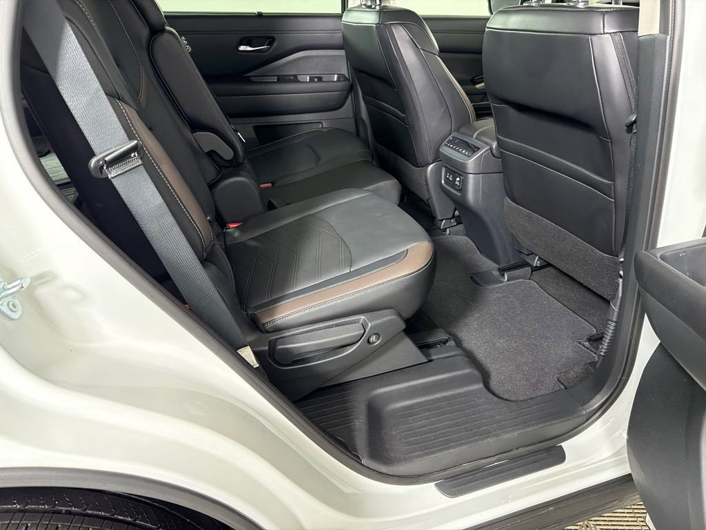 Used 2024 Nissan Pathfinder Platinum w/ Cargo Package FWD image 17