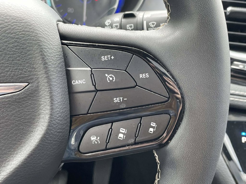 Certified 2025 Chrysler Pacifica Limited FWD image 35