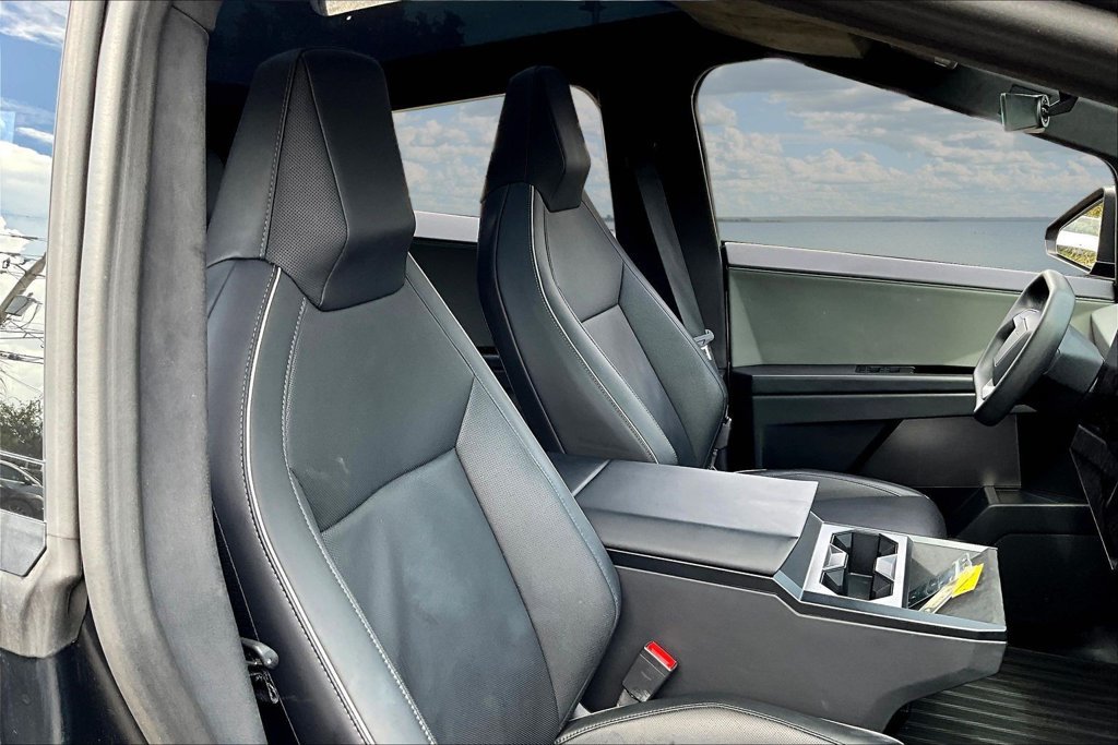 Used 2024 Tesla Cybertruck AWD Crew Cab image 29