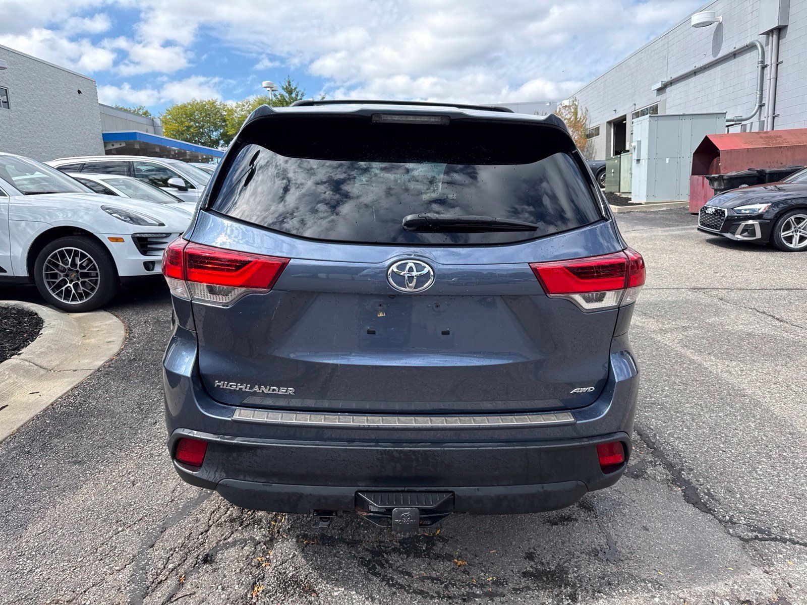 Used 2019 Toyota Highlander LE AWD/4WD image 6