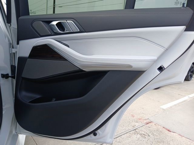 New 2026 BMW X5 sDrive40i image 11