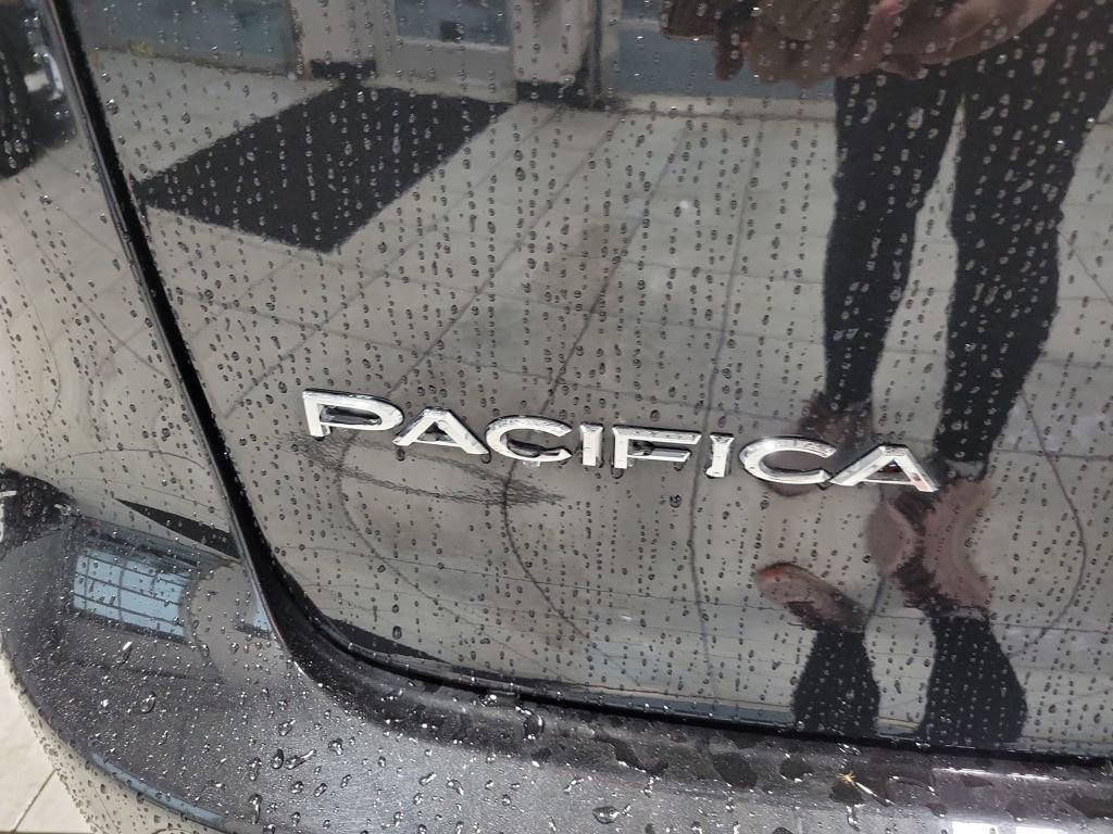 Used 2023 Chrysler Pacifica Limited image 18