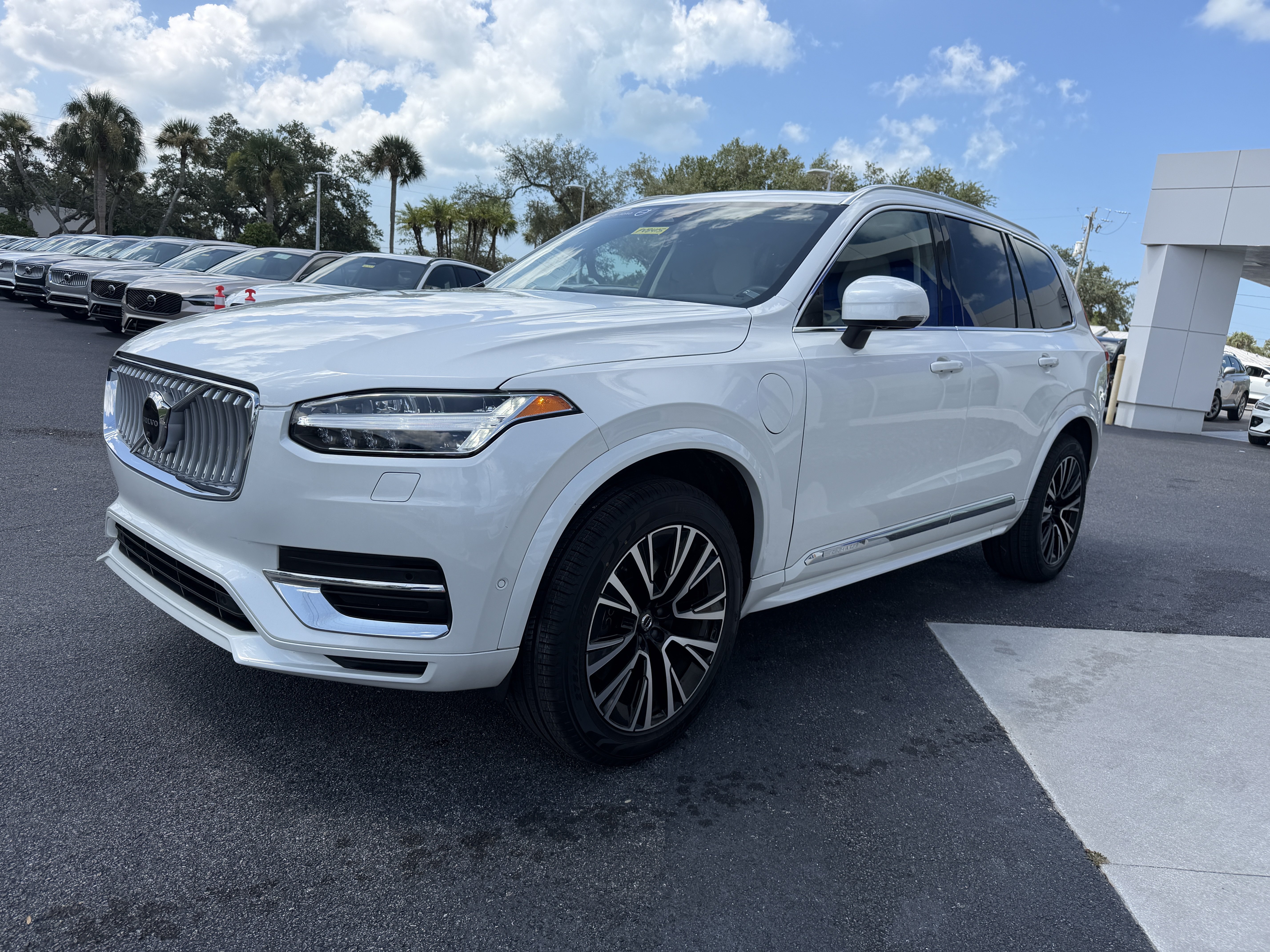 Certified 2024 Volvo XC90 T8 Plus AWD/4WD image 7