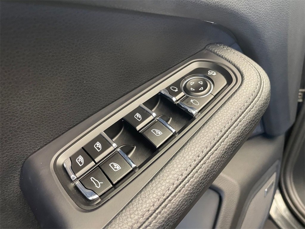 Used 2025 Porsche Macan image 20